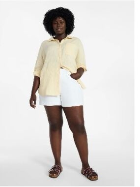 Terra & Sky White Women's Shorts